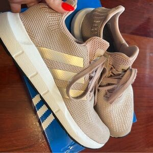 Adidas Swift Run women's